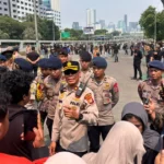 Polisi menghadang massa di Palmerah saat menuju Gedung DPR