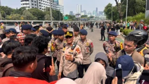 Polisi menghadang massa di Palmerah saat menuju Gedung DPR
