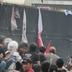 Massa Goyang Pagar DPR RI Menuntut Penghentian Program MBG