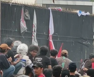 Massa Goyang Pagar DPR RI Menuntut Penghentian Program MBG