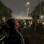 Gas air mata disemprot saat demo DPR di Petamburan