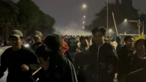 Gas air mata disemprot saat demo DPR di Petamburan