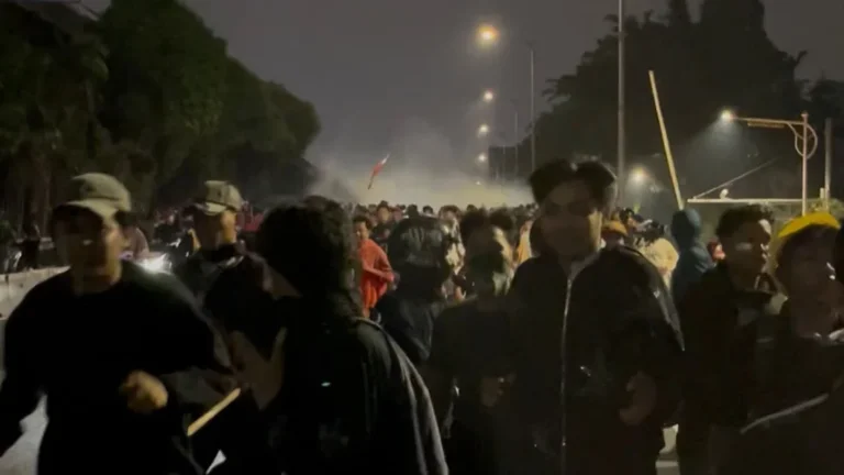 Gas air mata disemprot saat demo DPR di Petamburan